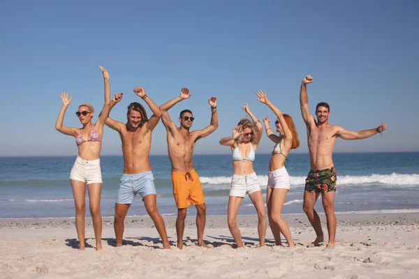 Front Bild Grupp Unga Olika Vänner Som Dansar Tillsammans Stranden — Stockfoto