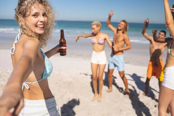 Frontansicht Einer Gruppe Junger Freunde Die Zusammen Strand Spaß Haben — Stockfoto