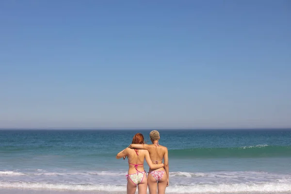 Achteraanzicht Van Diverse Vrouwelijke Vrienden Bikini Die Samen Het Strand — Stockfoto