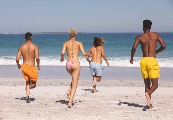 Achteraanzicht Van Diverse Vrienden Die Samen Het Strand Rennen — Stockfoto