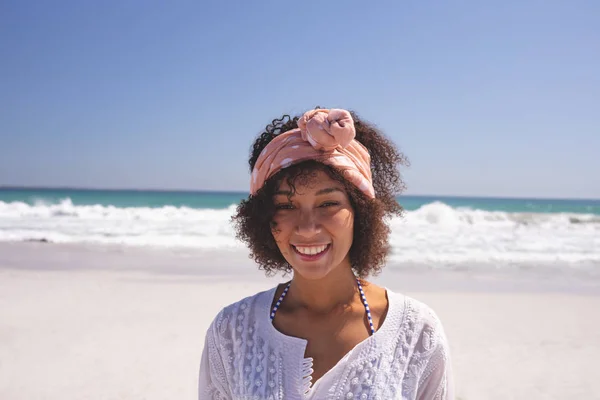 Vue Face Heureuse Belle Femme Mixte Debout Sur Plage — Photo