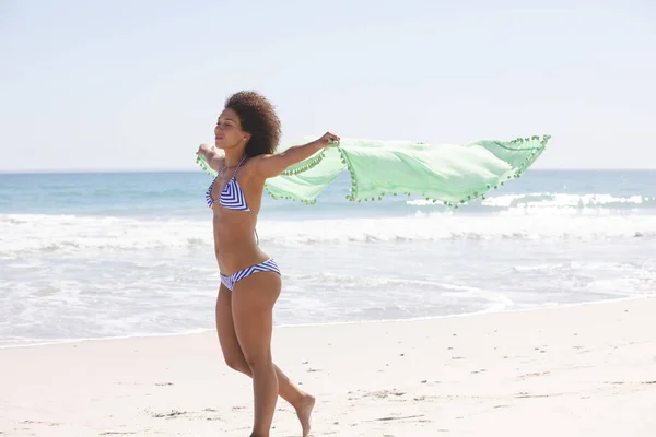 Widok Boku Mieszanej Kobiety Rasy Bikini Szalik Stojący Plaży — Zdjęcie stockowe