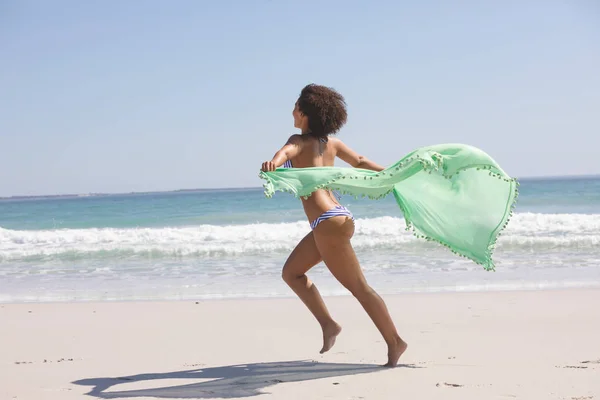 Vista Trasera Mujer Afroamericana Bikini Con Bufanda Corriendo Playa — Foto de Stock