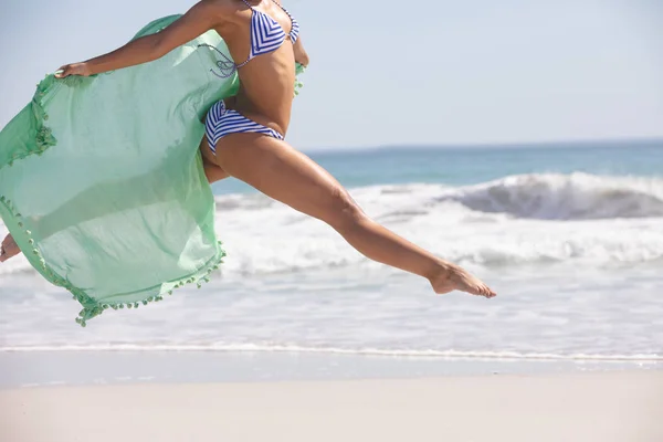 Låg Sektion Kvinnan Bikini Med Halsduk Hoppar Stranden — Stockfoto