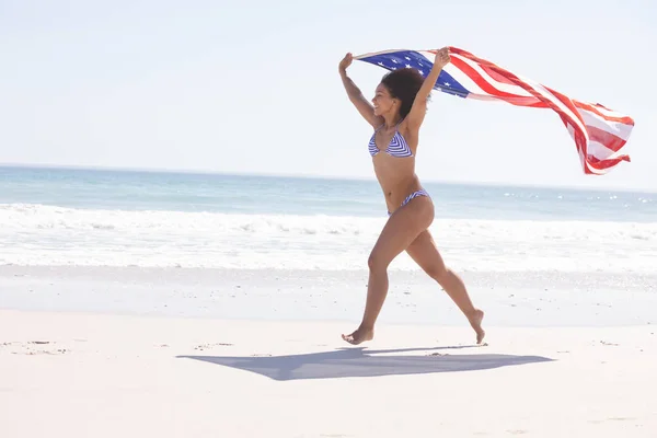 Seitenansicht Einer Glücklichen Afrikanisch Amerikanischen Frau Bikini Mit Amerikanischer Flagge — Stockfoto