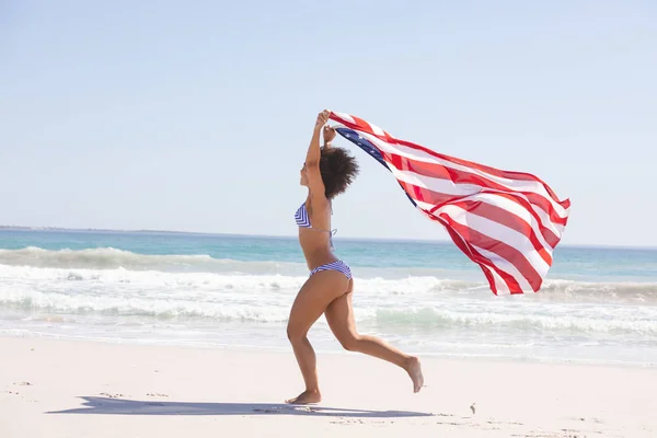 Vista Lateral Mujer Afroamericana Bikini Con Bandera Americana Corriendo Playa — Foto de Stock