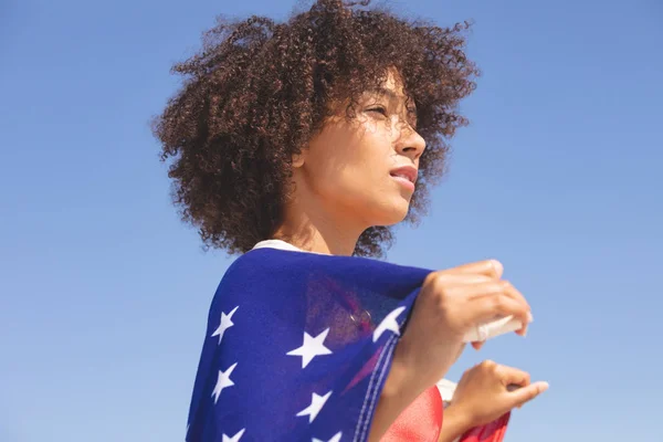 Вид Сбоку Африканской Женщины Завернутой Американский Флаг Смотрящей Сторону Пляже — стоковое фото