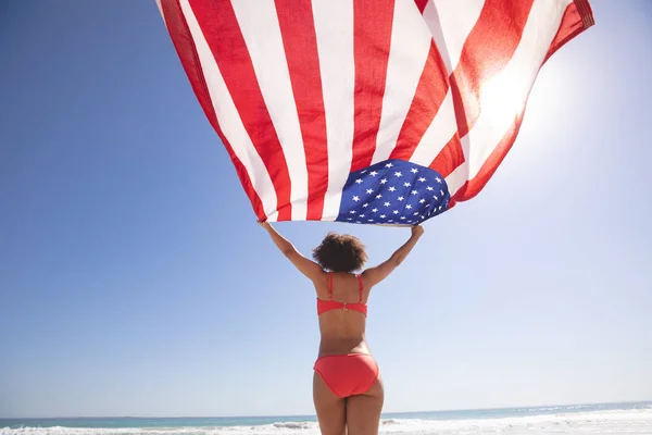 Låg Vinkel Bild Afrikansk Amerikansk Kvinna Bikini Holding Amerikanska Flaggan — Stockfoto