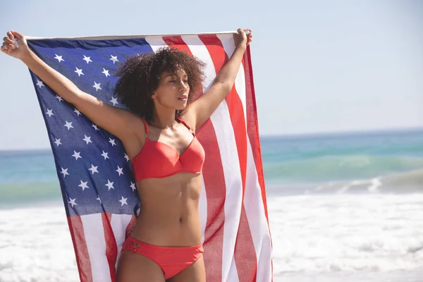 Widok Boku Pięknej Afrykańskiej Amerykańskiej Kobiety Bikini Posiadających Amerykańską Flagę — Zdjęcie stockowe