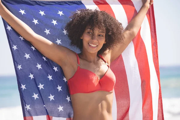 Vista Frontal Feliz Mujer Afroamericana Bikini Con Bandera Americana Playa —  Fotos de Stock