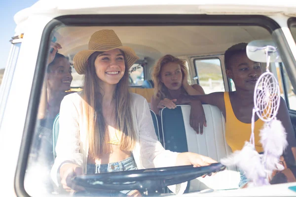Bir Kamp Minibüsü Eğlenmek Çeşitli Kadın Arkadaş Genç Grup Görünümü — Stok fotoğraf