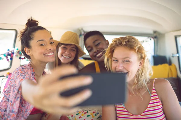 Vista Frontale Gruppo Felice Diverse Amiche Che Scattano Selfie Con — Foto Stock