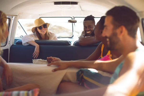 Vista Frontal Grupo Feliz Diversos Amigos Divirtiéndose Una Caravana Playa — Foto de Stock