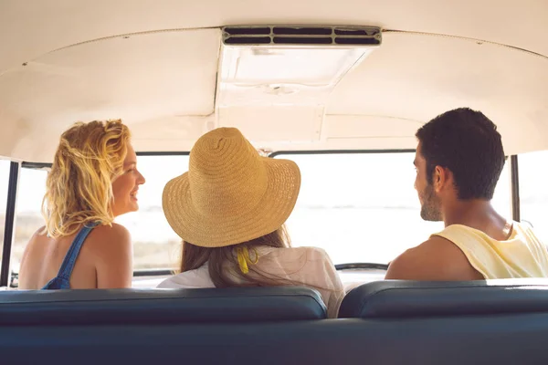 Rückansicht Einer Gruppe Unterschiedlicher Freunde Die Einem Wohnmobil Strand Miteinander — Stockfoto