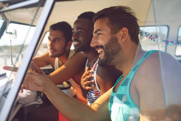 Vista Lateral Diversos Amigos Masculinos Divirtiéndose Una Caravana Playa — Foto de Stock