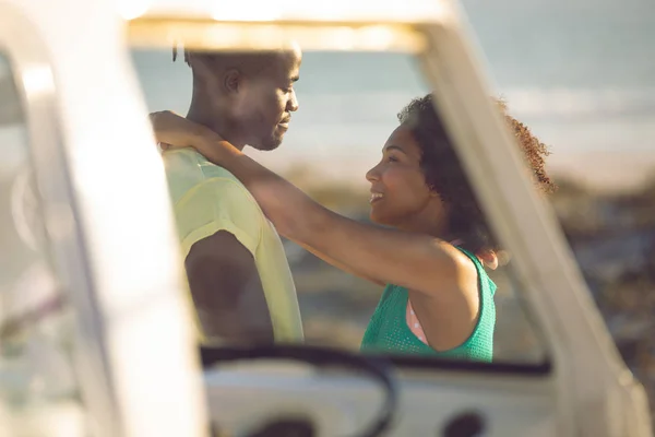 Vista Lateral Pareja Romántica Raza Mixta Abrazándose Entre Cerca Autocaravana —  Fotos de Stock