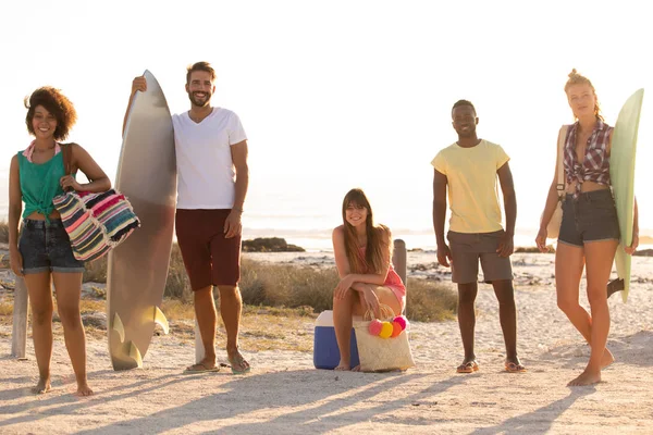 Vue Face Divers Amis Heureux Debout Regardant Caméra Plage Par — Photo