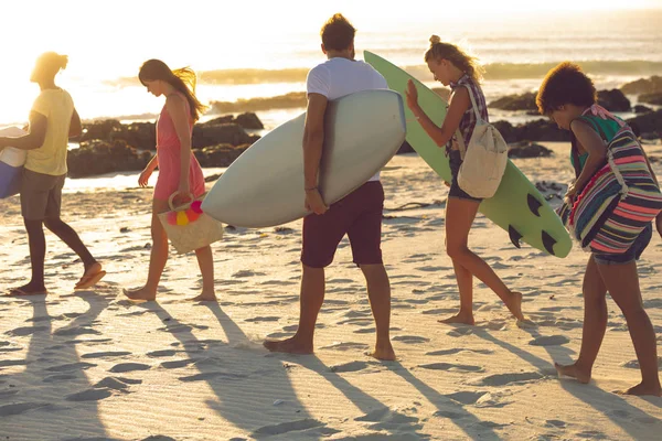 Seitenansicht Der Gruppe Diverser Freunde Die Richtung Strand Laufen — Stockfoto