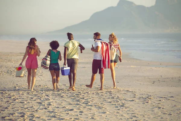 Vista Trasera Del Grupo Diversos Amigos Caminando Juntos Playa — Foto de Stock