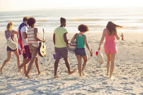Rückansicht Einer Gruppe Unterschiedlicher Freunde Die Gemeinsam Strand Spazieren Gehen — Stockfoto