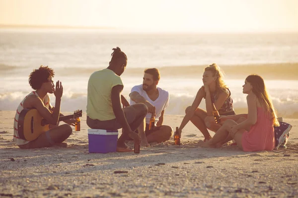 Vista Frontal Grupo Joven Diversos Amigos Divirtiéndose Playa Bajo Sol —  Fotos de Stock