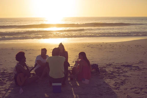 Rückansicht Einer Jungen Gruppe Unterschiedlicher Freunde Die Sich Bei Sonnenuntergang — Stockfoto