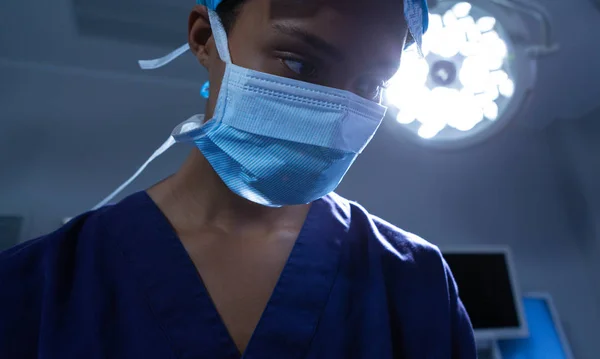 Front View Közelről Afro Amerikai Női Sebész Végző Műtőben Kórházban — Stock Fotó