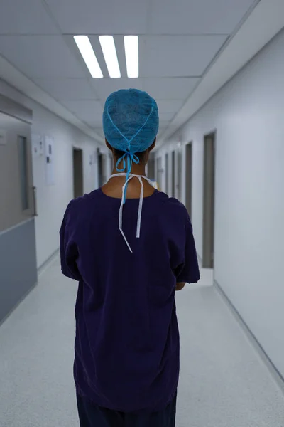 Вид Сзади Молодую Афро Американскую Женщину Хирурга Стоящую Коридоре Больницы — стоковое фото