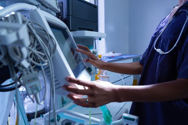 Secção Média Cirurgião Feminino Que Utiliza Equipamento Médico Sala Operações — Fotografia de Stock