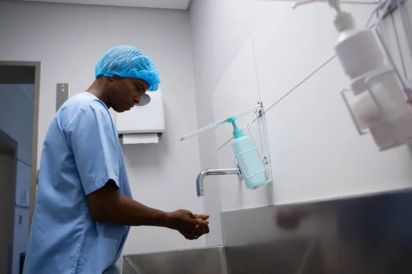 Oldalnézetből Afro Amerikai Férfi Sebész Kézmosás Mosogató Kórházban — Stock Fotó