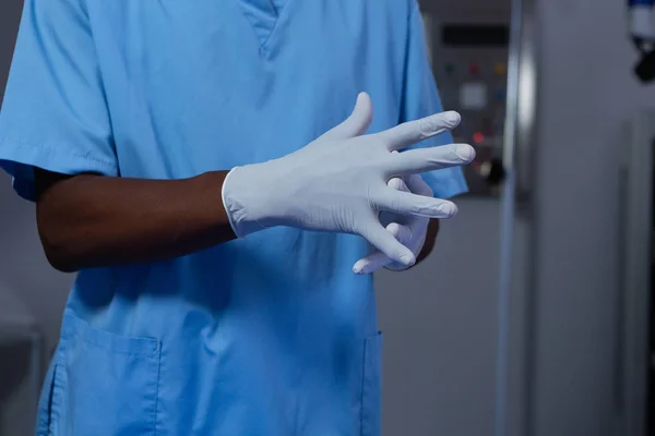 病院の手術室で外科手袋を着用した男性外科医の中間部 — ストック写真