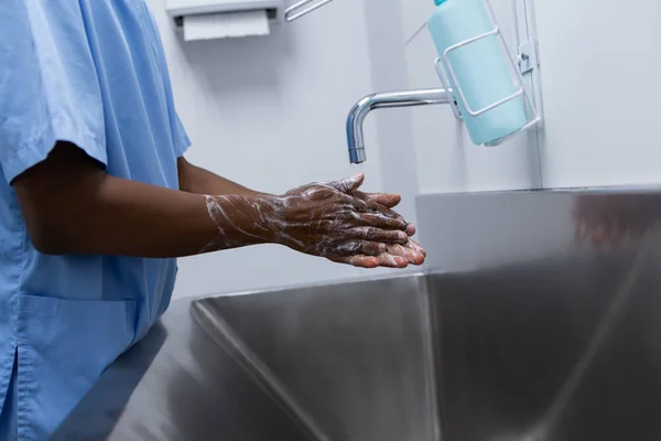 Mid Sectie Van Mannelijke Chirurg Wassen Handen Gootsteen Het Ziekenhuis — Stockfoto