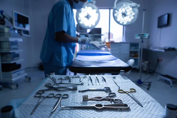 Närbild Kirurgiska Instrument Arrangerade Bordet Operationssalen Medan Afro Amerikanska Manliga — Stockfoto