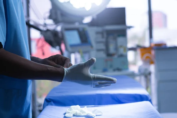 Mittlerer Abschnitt Eines Männlichen Chirurgen Mit Handschuhen Operationssaal Des Krankenhauses — Stockfoto