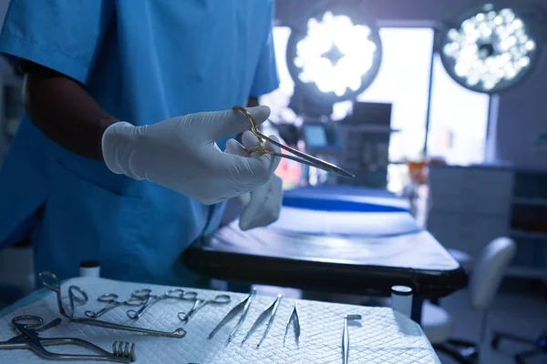 Plan Rapproché Section Médiane Chirurgien Tenant Ciseau Chirurgical Salle Opération — Photo