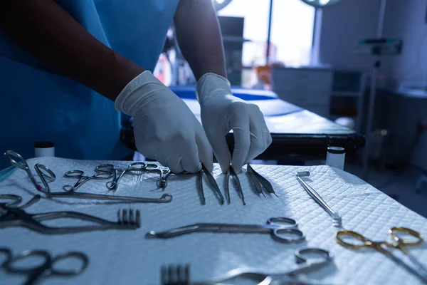 Sección Media Del Cirujano Que Organiza Instrumento Quirúrgico Quirófano Hospital — Foto de Stock