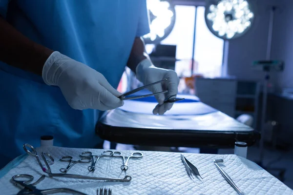 Bagian Tengah Close Dari Dokter Bedah Memegang Pinset Ruang Operasi — Stok Foto