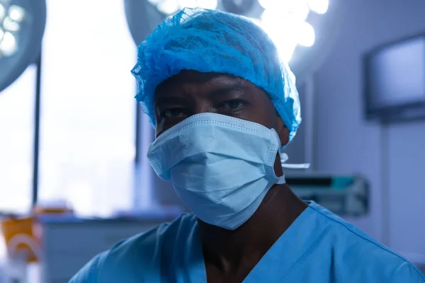 Álló Közeli Afro Amerikai Férfi Sebész Sebészeti Maszk Áll Műtőben — Stock Fotó