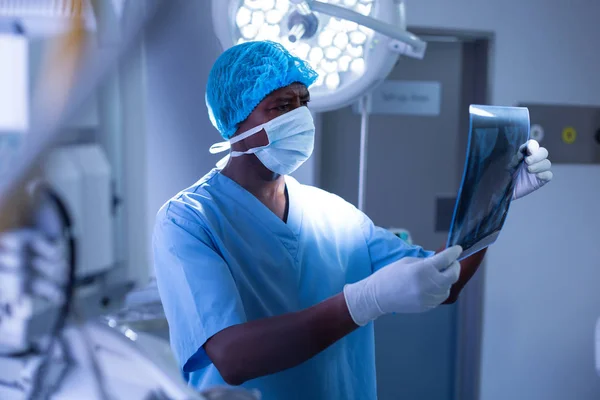 Zijaanzicht Van Attente Afro Amerikaanse Mannelijke Chirurg Met Chirurgisch Masker — Stockfoto