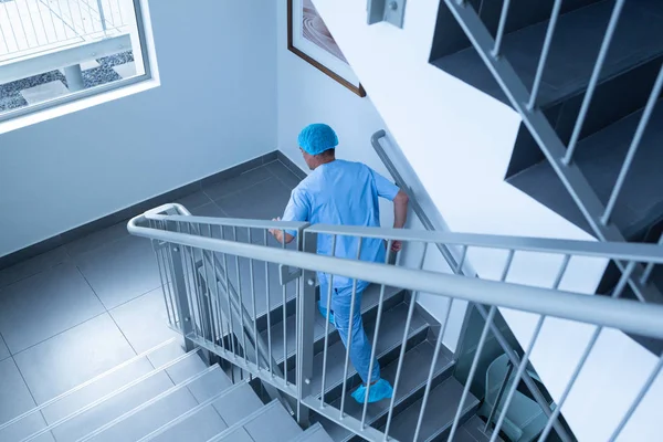 병원에서 위층으로 달리는 의사의 각도보기 — 스톡 사진