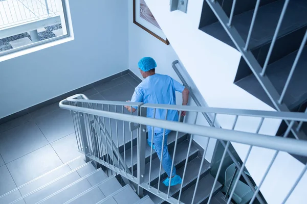 High Angle View Van Kaukasische Mannelijke Chirurg Die Boven Het — Stockfoto