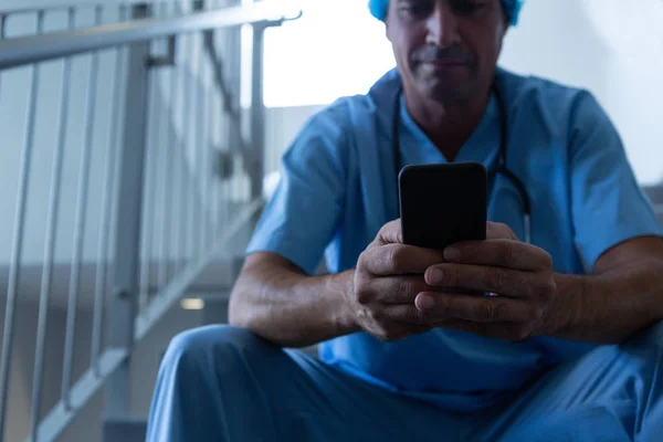 Hastanede Merdivenlerde Otururken Cep Telefonu Kullanarak Kafkas Erkek Cerrah Görünümü — Stok fotoğraf