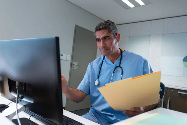 Front View Caucasian Male Surgeon Working Computer Desk Hospital — Stock Photo, Image