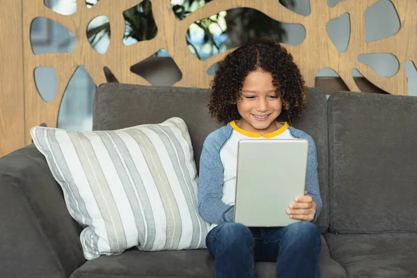 Vooraanzicht Van Happy Mixed Race Jongen Met Behulp Van Digitale — Stockfoto