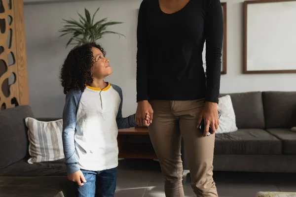 Zijaanzicht Van Glimlachend Gemengd Ras Jongen Holding Hand Van Haar — Stockfoto