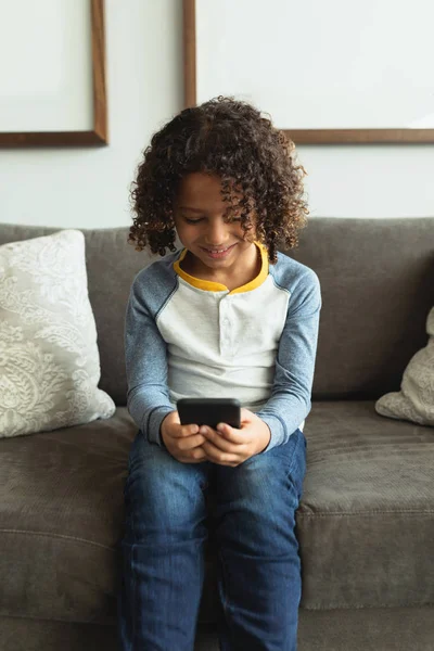 Вид Спереду Щасливого Змішаного Хлопчика Гонки Використовує Мобільний Телефон Вестибюлі — стокове фото