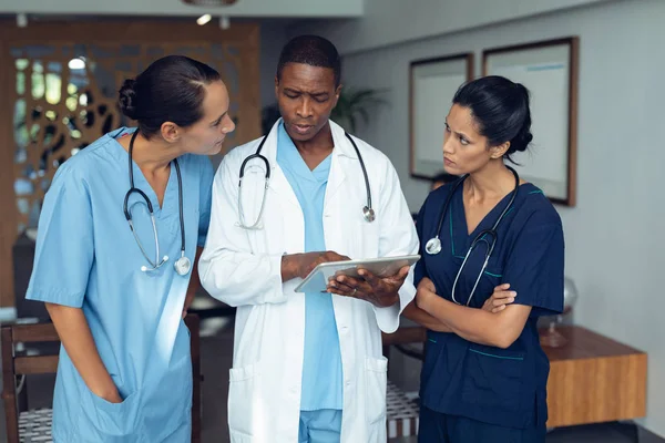 Visão Frontal Equipe Diversos Médicos Discutindo Sobre Tablet Digital Hospital — Fotografia de Stock