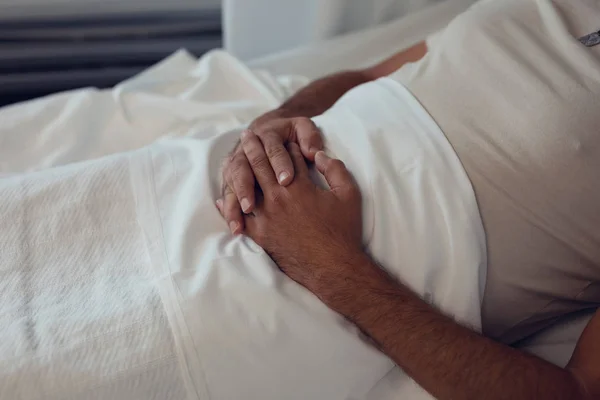 Средняя Часть Пациента Мужчины Лежит Кровати Палате Больницы — стоковое фото