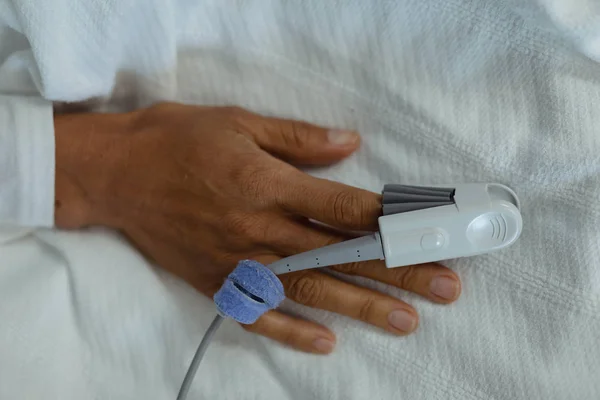 Hastanede Koğuşta Karışık Irk Kadın Hasta Elinde Nabız Oksimetriyakın Çekim — Stok fotoğraf