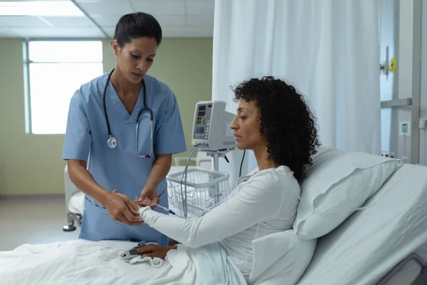 Side View Mixed Race Female Doctor Attaching Drip Mixed Race — Stock Photo, Image